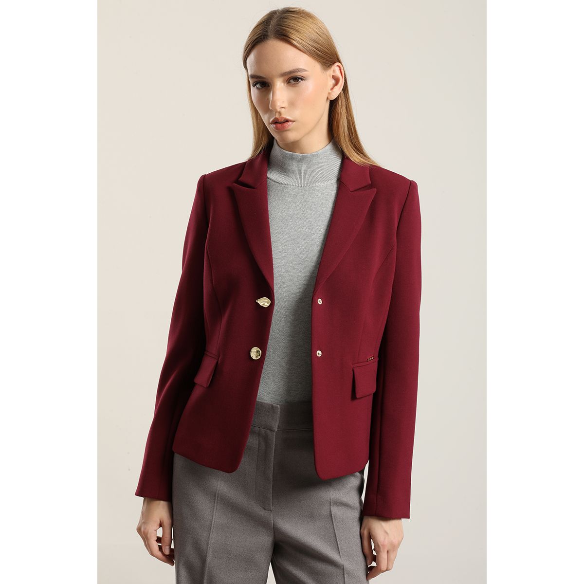 LIOLA - Blazer entallado, boton fantasia, burdeo Liola