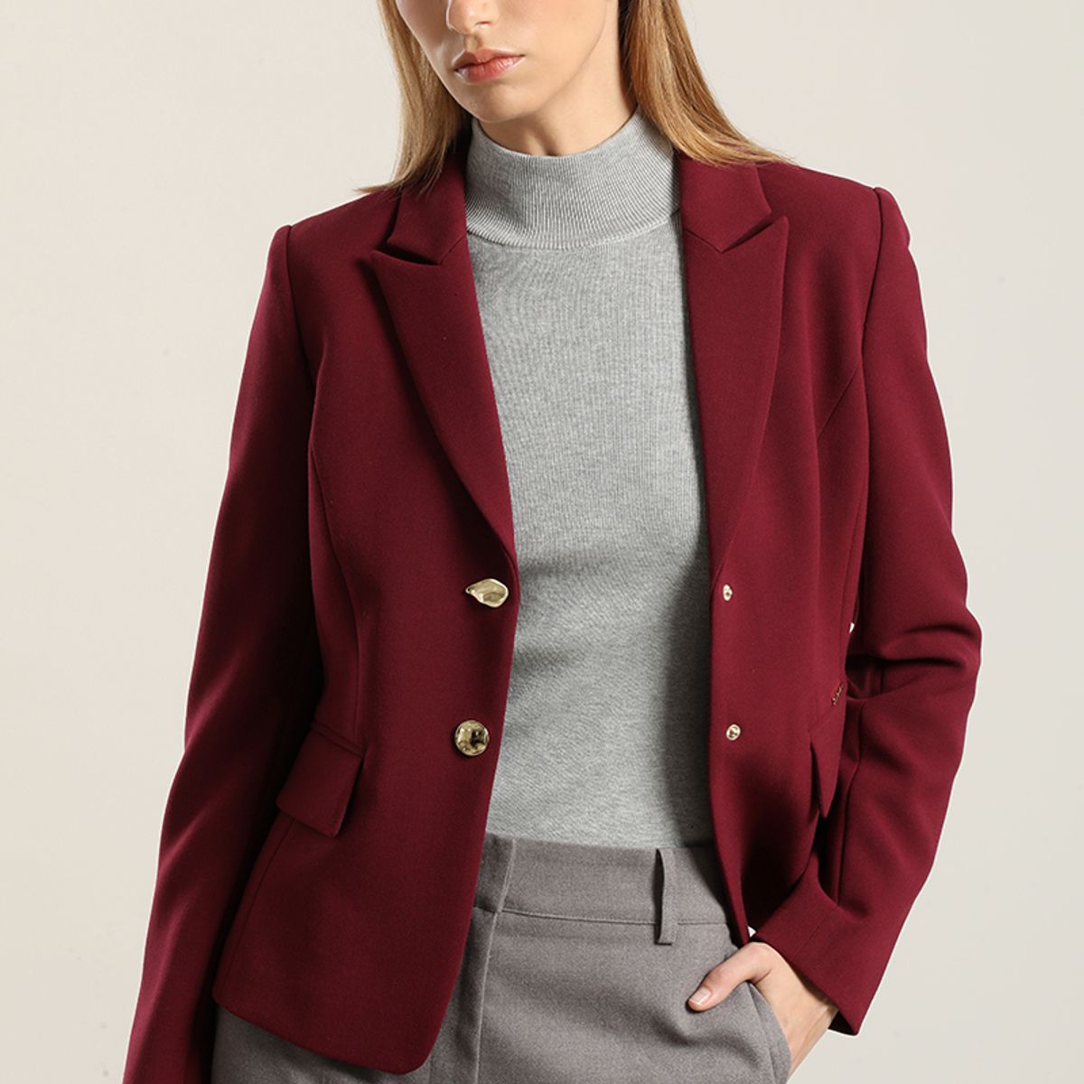 LIOLA - Blazer entallado, boton fantasia, burdeo Liola