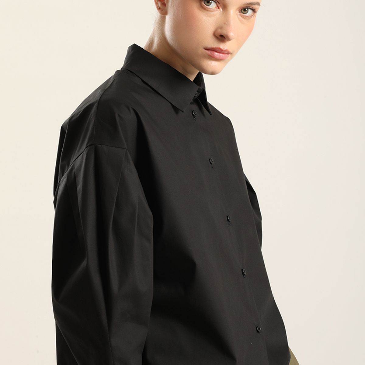 LIOLA - Blusa poplin, pliegues, negro Liola