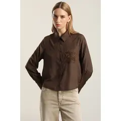 LIOLA - Blusa bolsillos bordado, chocolate