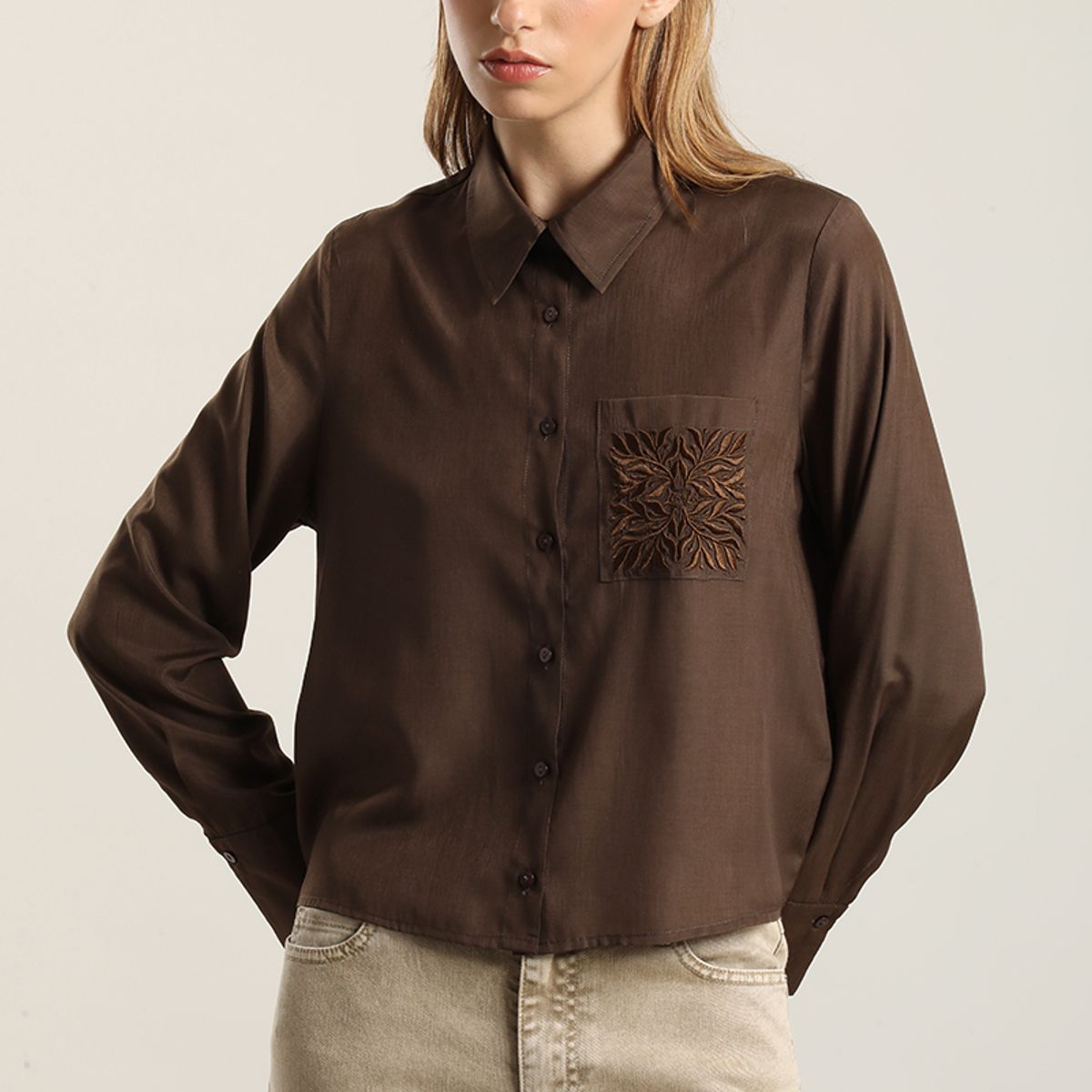 LIOLA - Blusa  bolsillos bordado, chocolate Liola