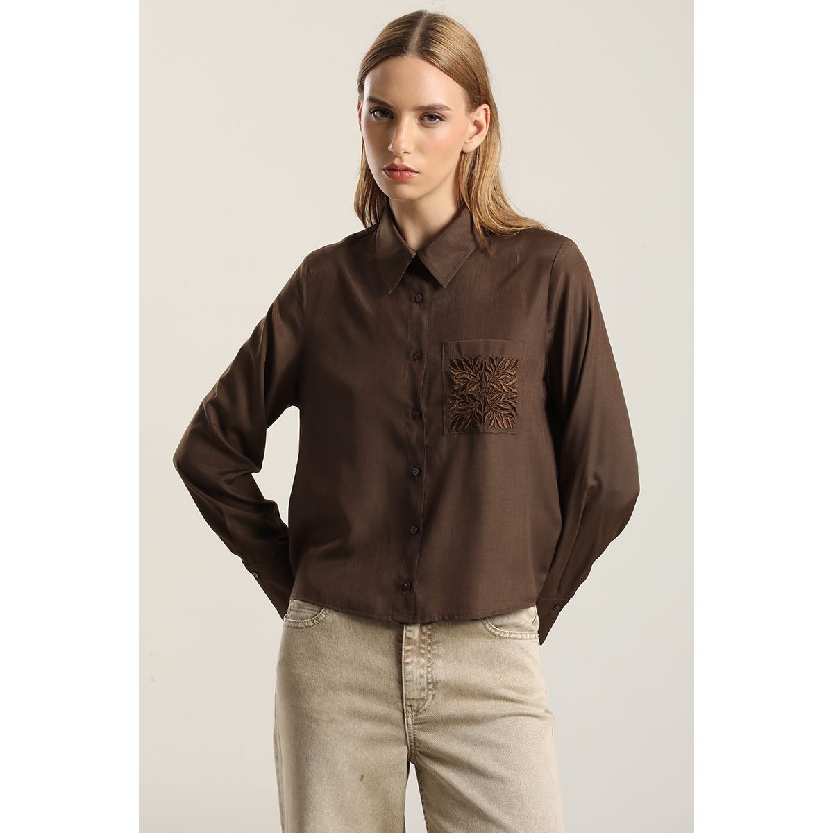 LIOLA - Blusa  bolsillos bordado, chocolate Liola