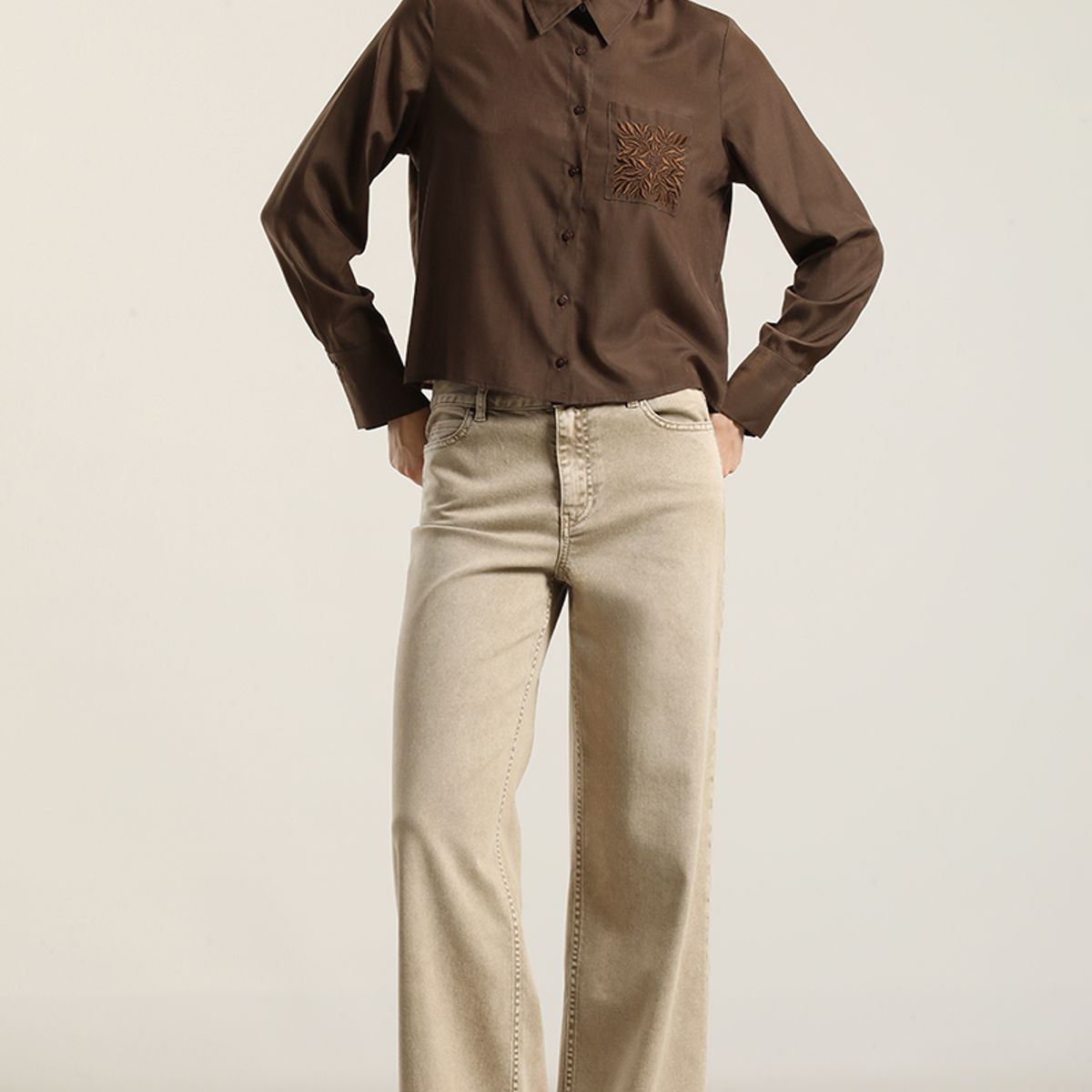 LIOLA - Blusa  bolsillos bordado, chocolate Liola