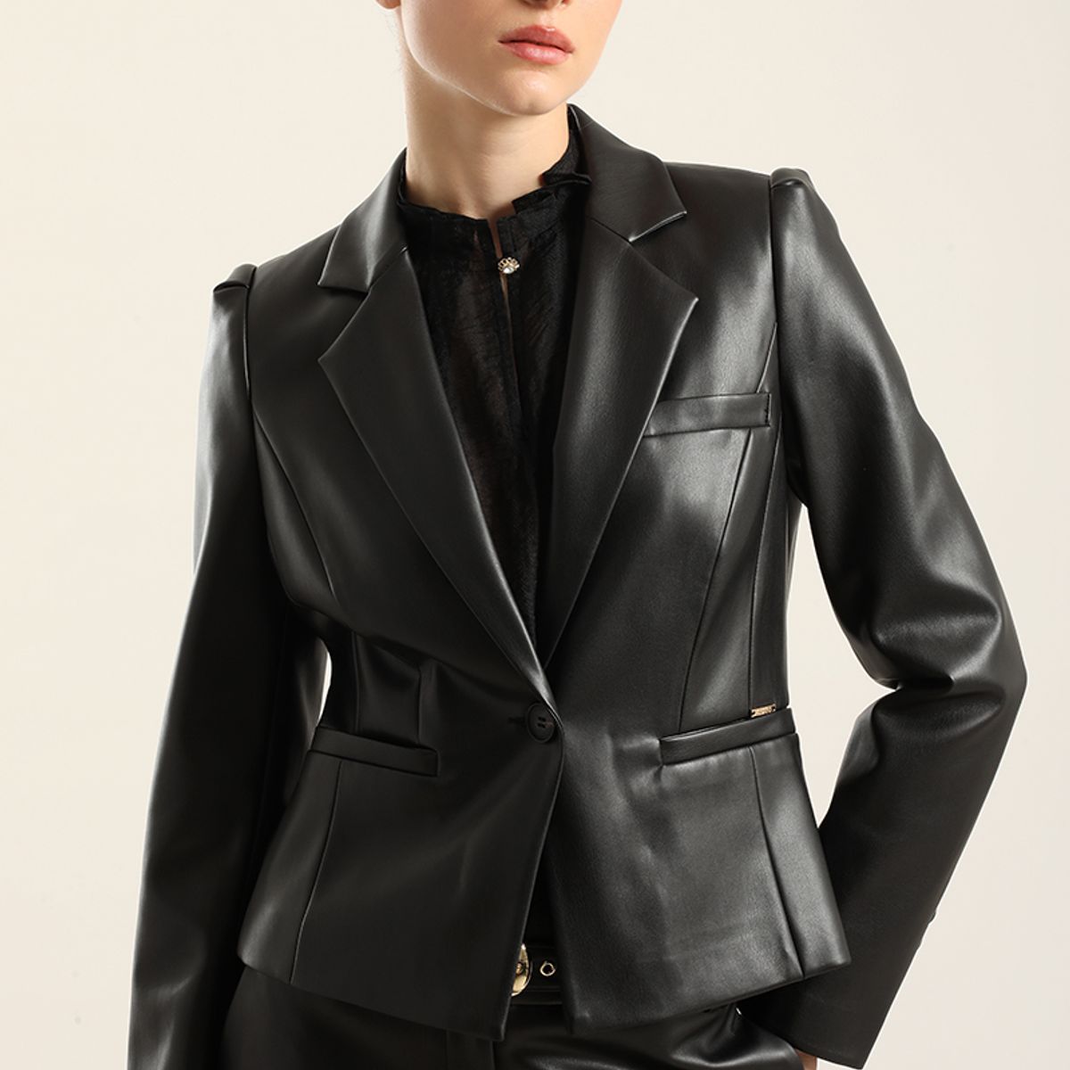 LIOLA - Blazer entallado, efecto cuero, negro Liola