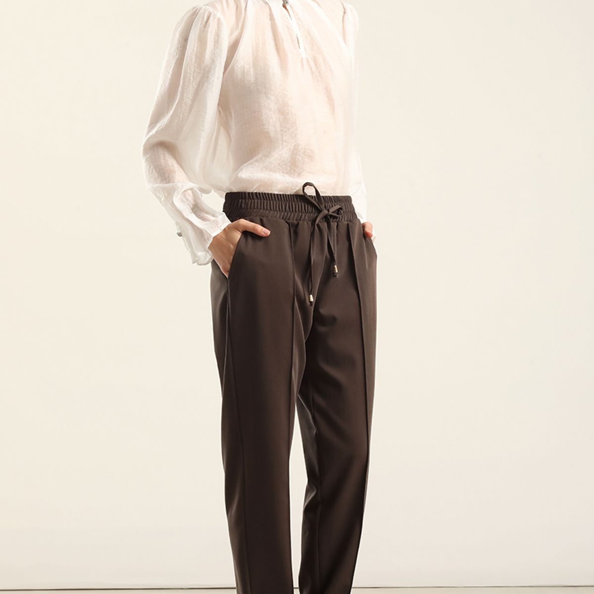LIOLA - Pantalón pitillo, tiro alto, chocolate Liola