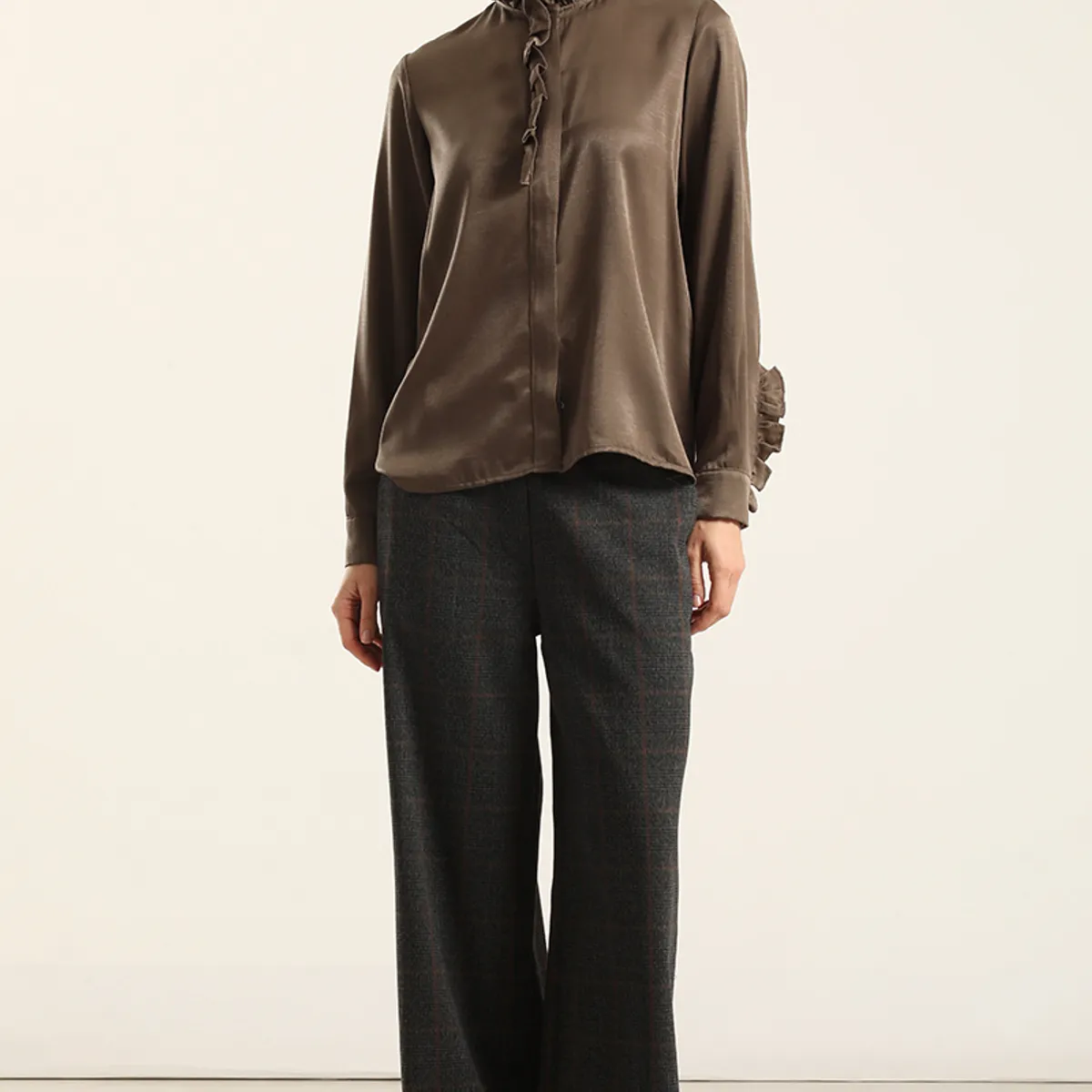 LIOLA - Blusa satinada vuelos, café Liola