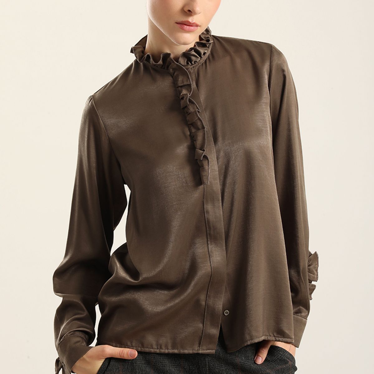 LIOLA - Blusa satinada vuelos, café Liola
