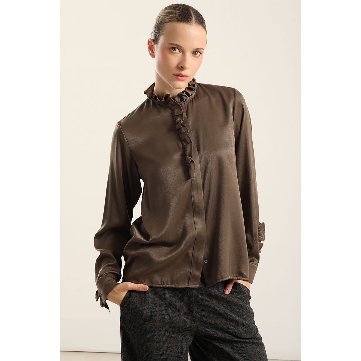 LIOLA - Blusa satinada vuelos, café Liola