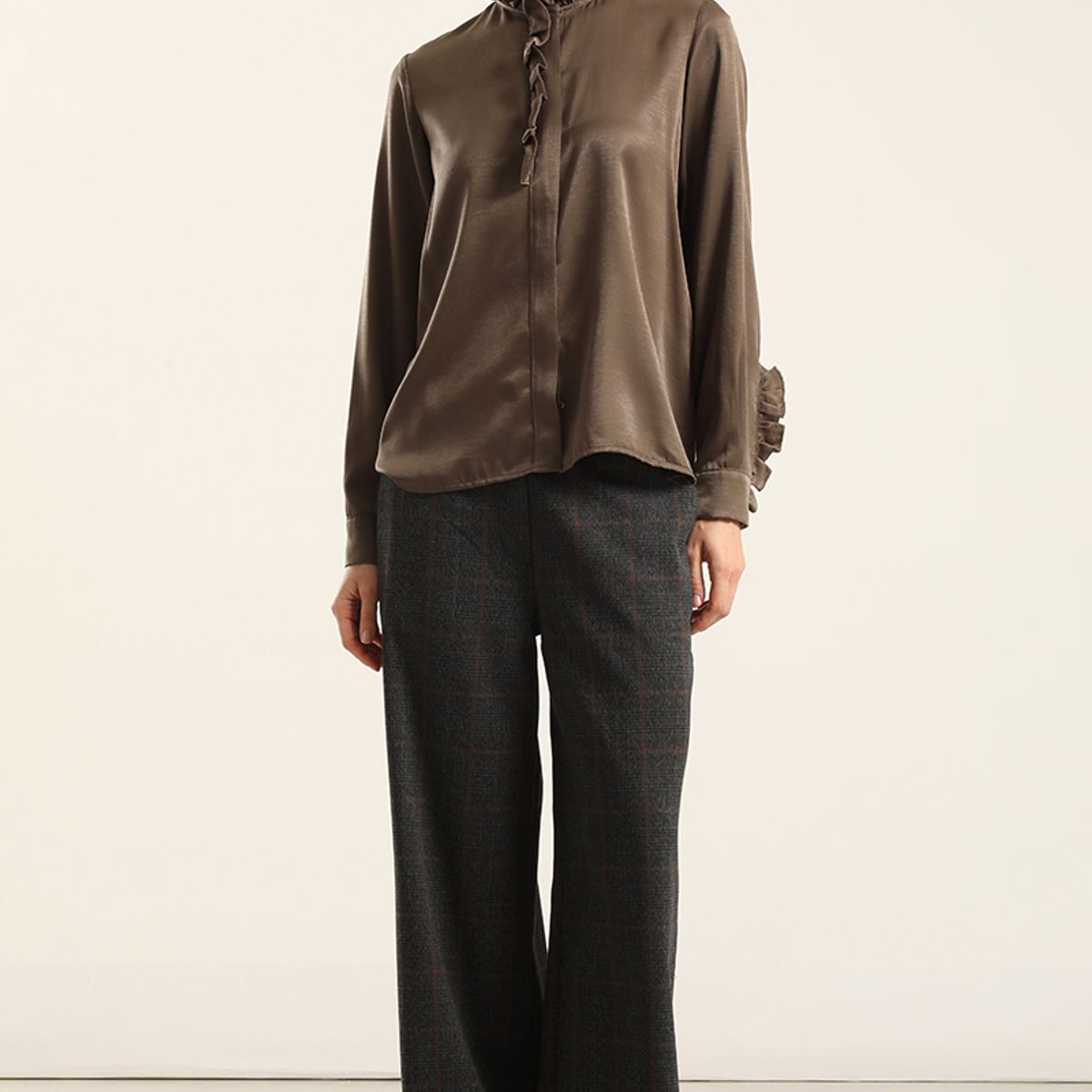 LIOLA - Blusa satinada vuelos, café Liola