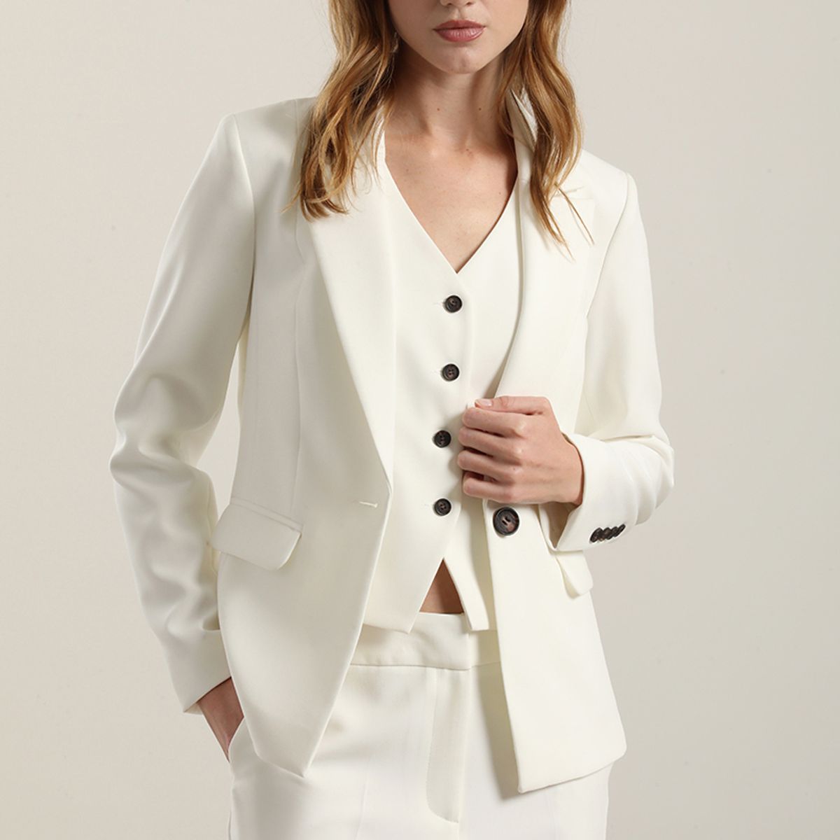 LIOLA - Blazer basico entallado, crudo Liola