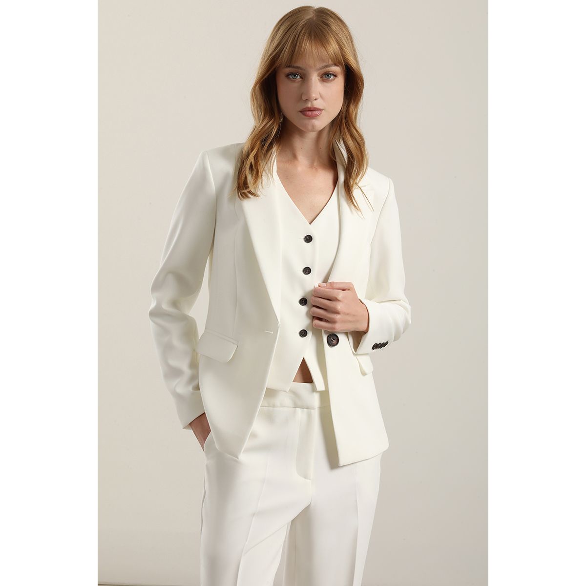 LIOLA - Blazer basico entallado, crudo Liola
