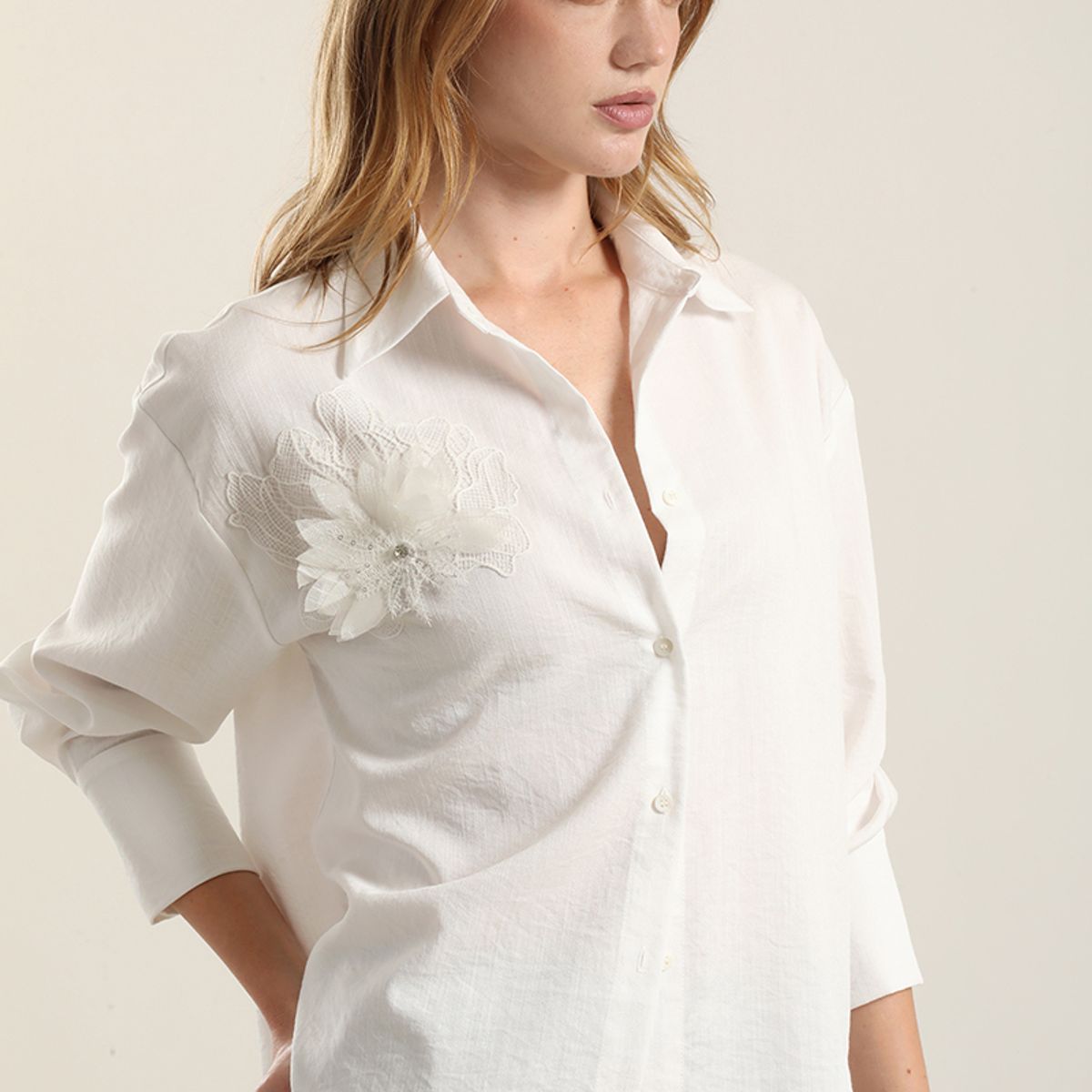 LIOLA - Blusa aplicacion flor, crudo Liola