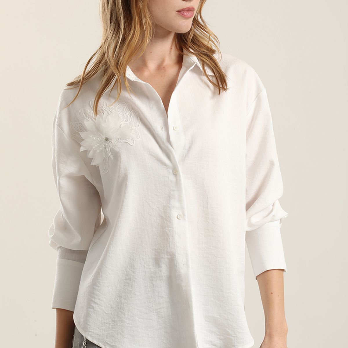 LIOLA - Blusa aplicacion flor, crudo Liola