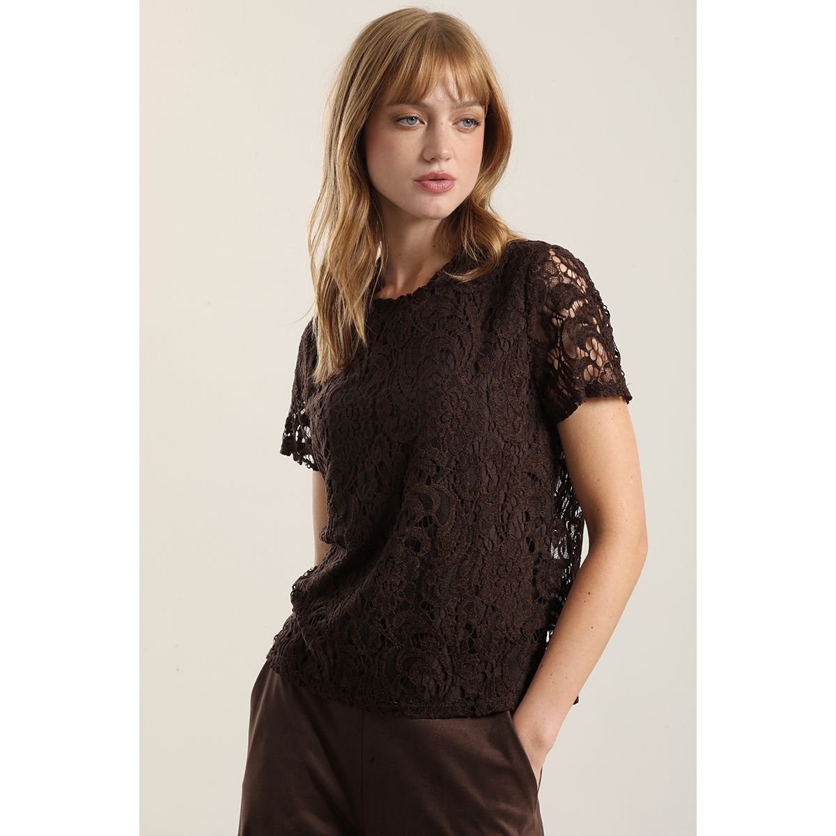 LIOLA - polera manga corta, encaje, camel Liola