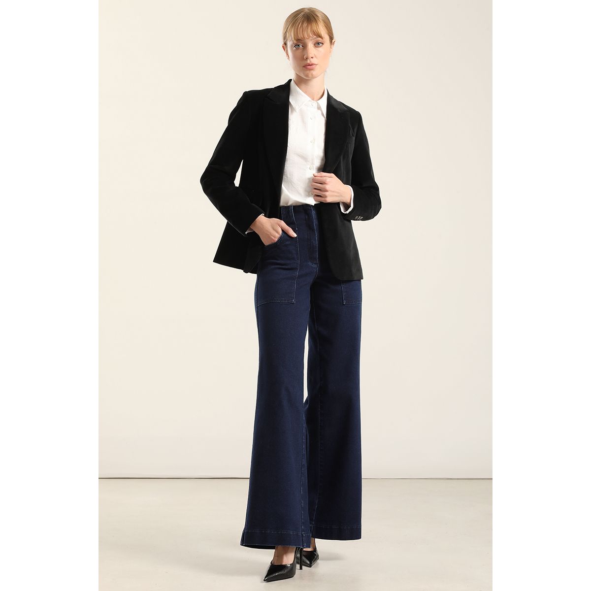 LIOLA - Blazer basico entallado, terciopelo negro Liola