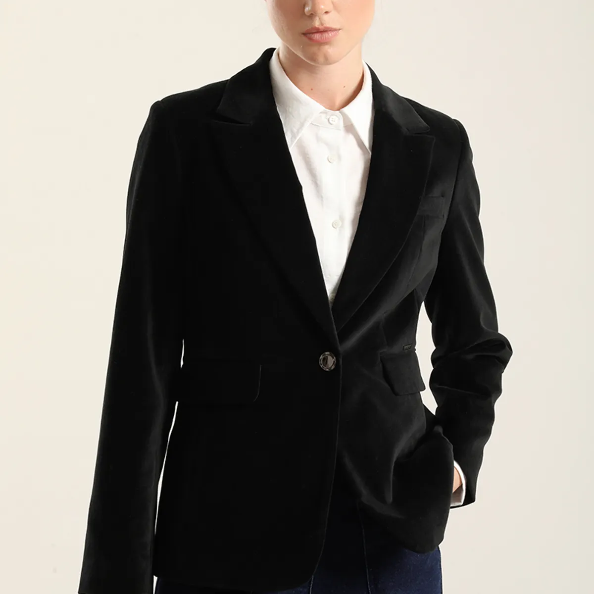 LIOLA - Blazer basico entallado, terciopelo negro Liola