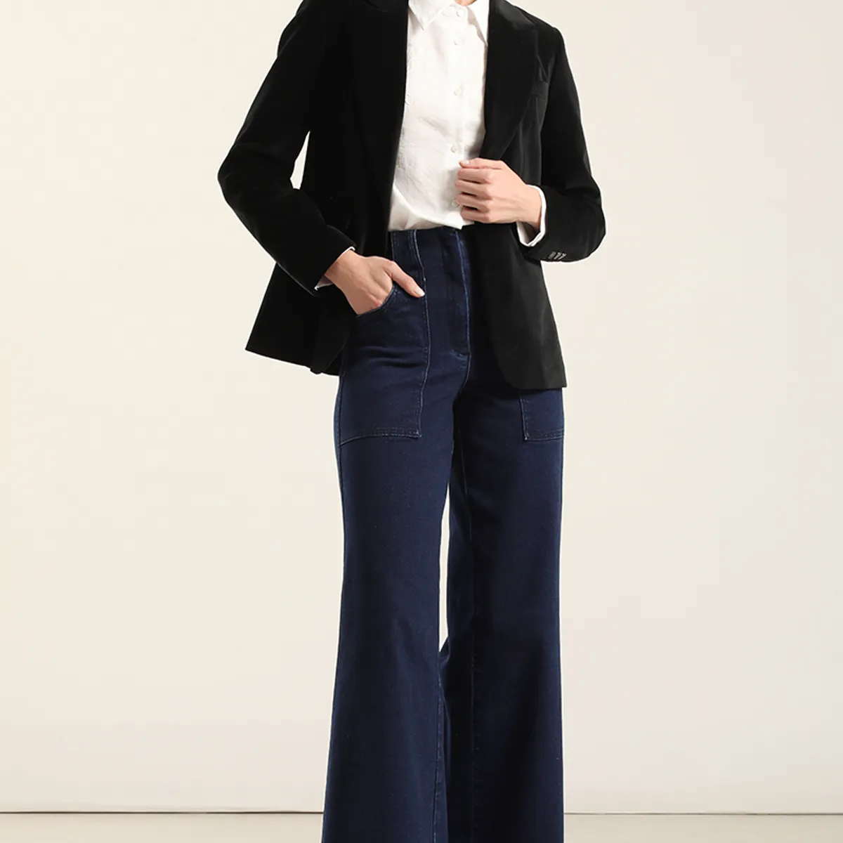 LIOLA - Blazer basico entallado, terciopelo negro Liola