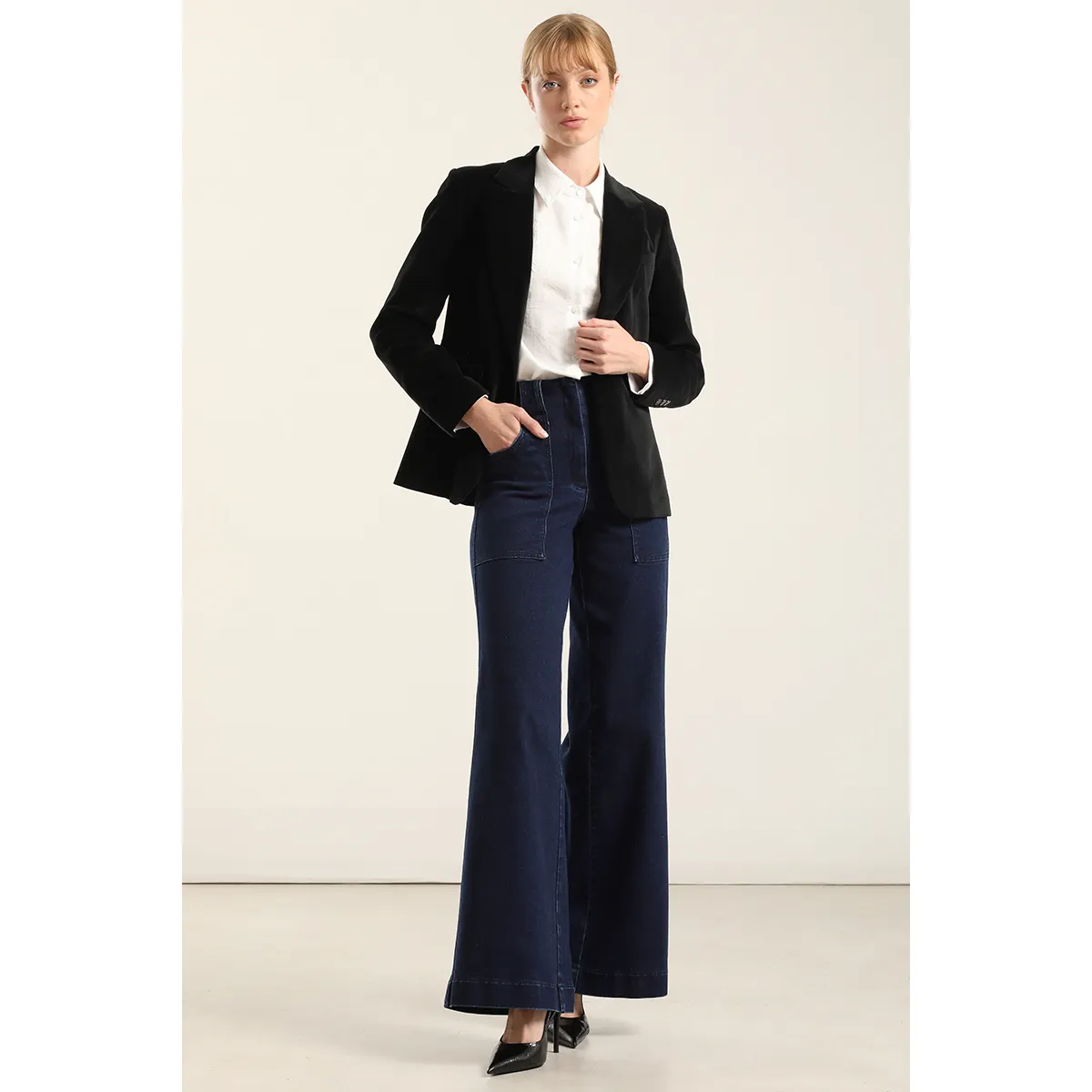 LIOLA - Blazer basico entallado, terciopelo negro Liola