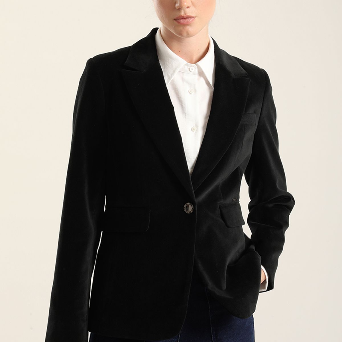 LIOLA - Blazer basico entallado, terciopelo negro Liola