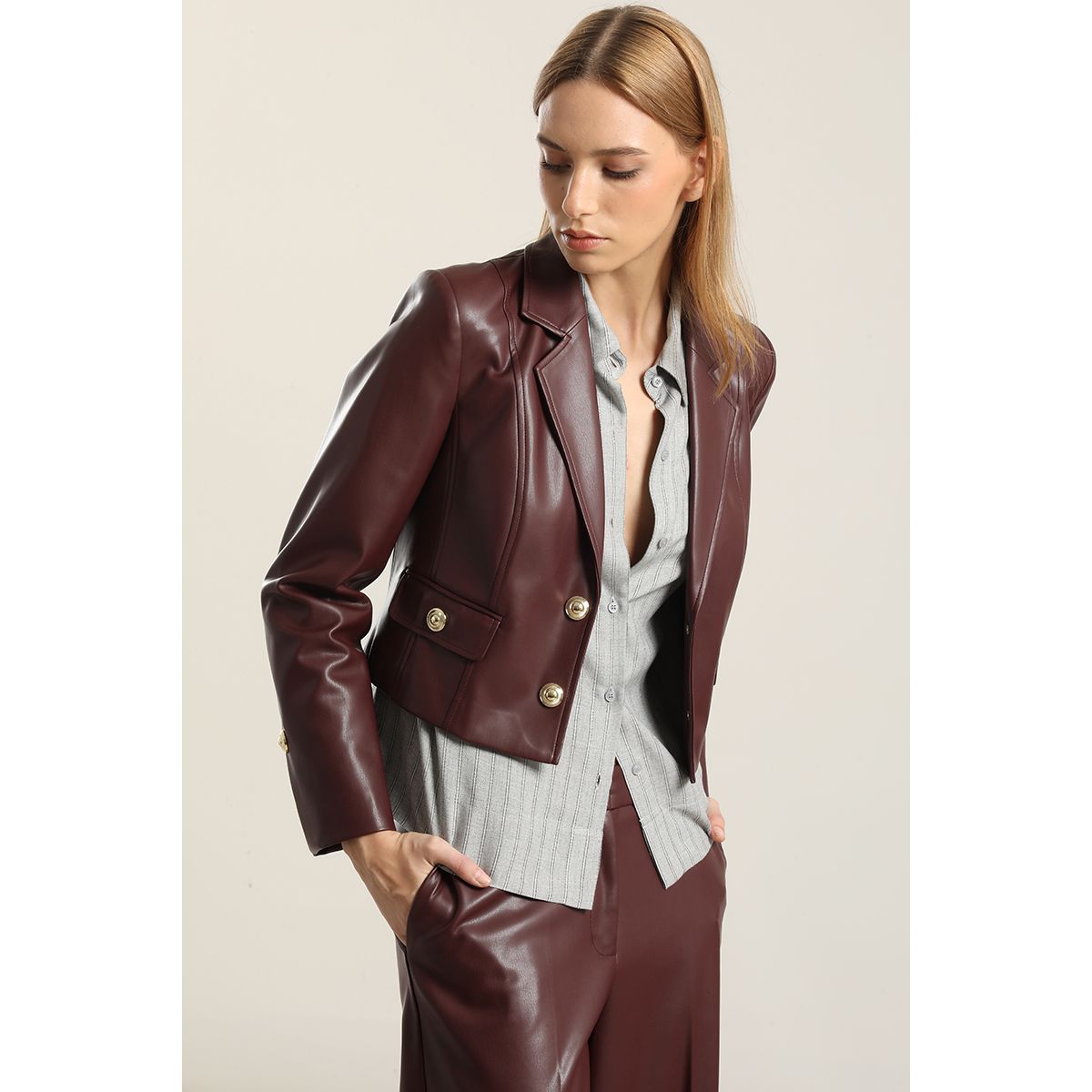 LIOLA - Chaqueta cropped, pespuntes, burdeo Liola