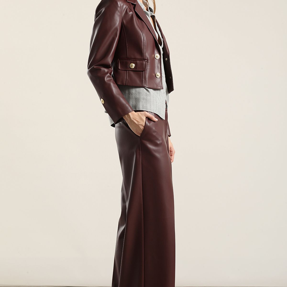 LIOLA - Chaqueta cropped, pespuntes, burdeo Liola