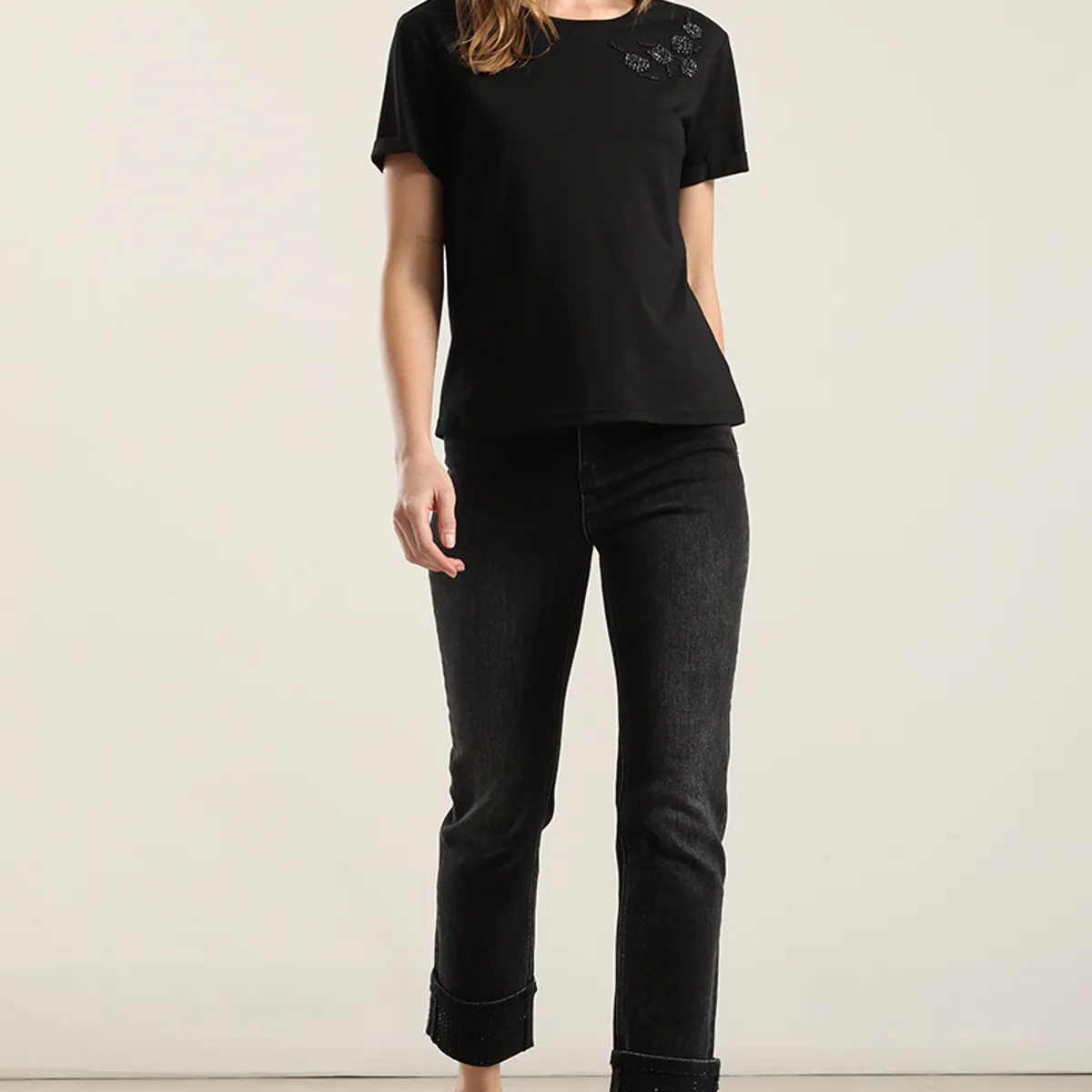 LIOLA - polera aplicacion flor joya, negro Liola