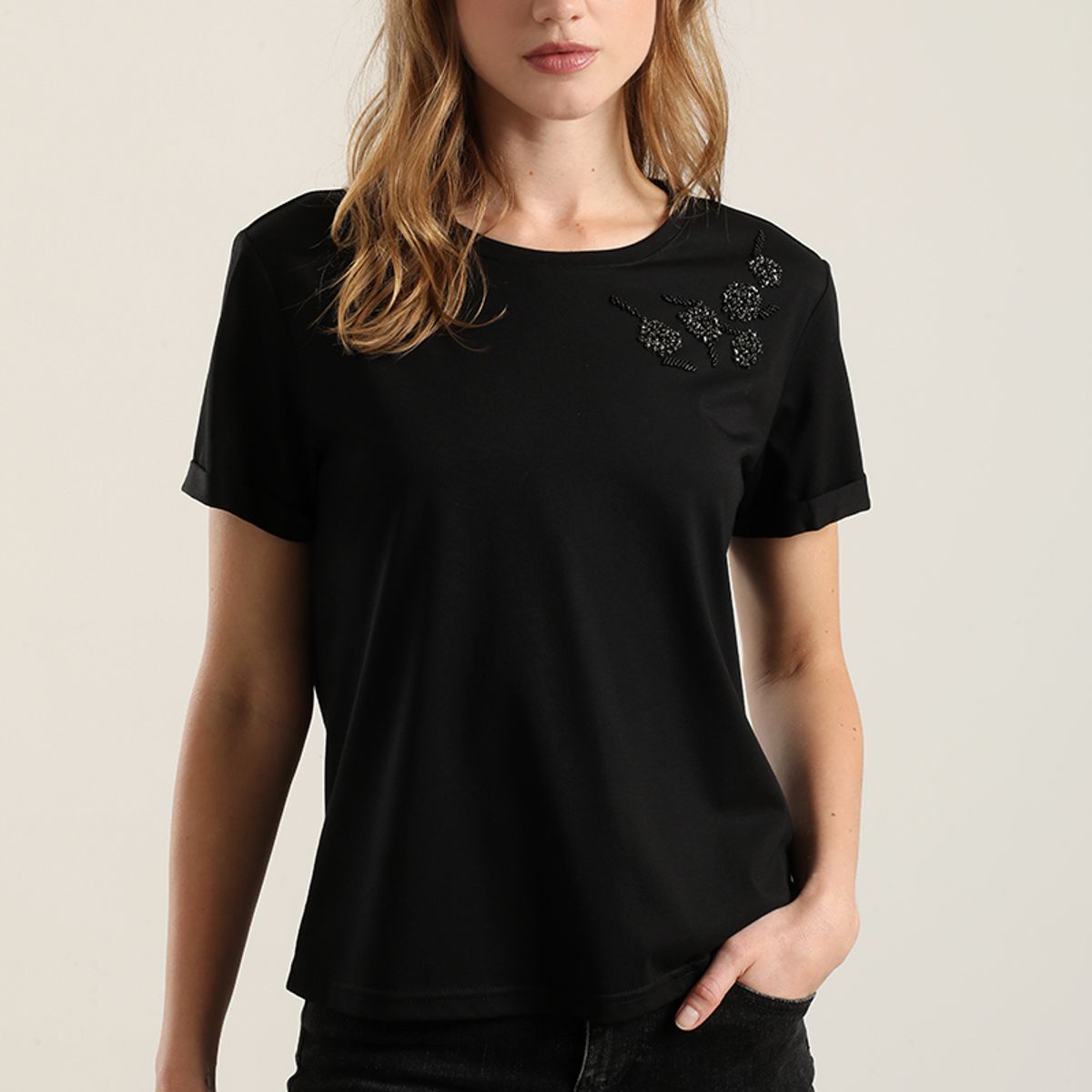 LIOLA - polera aplicacion flor joya, negro Liola