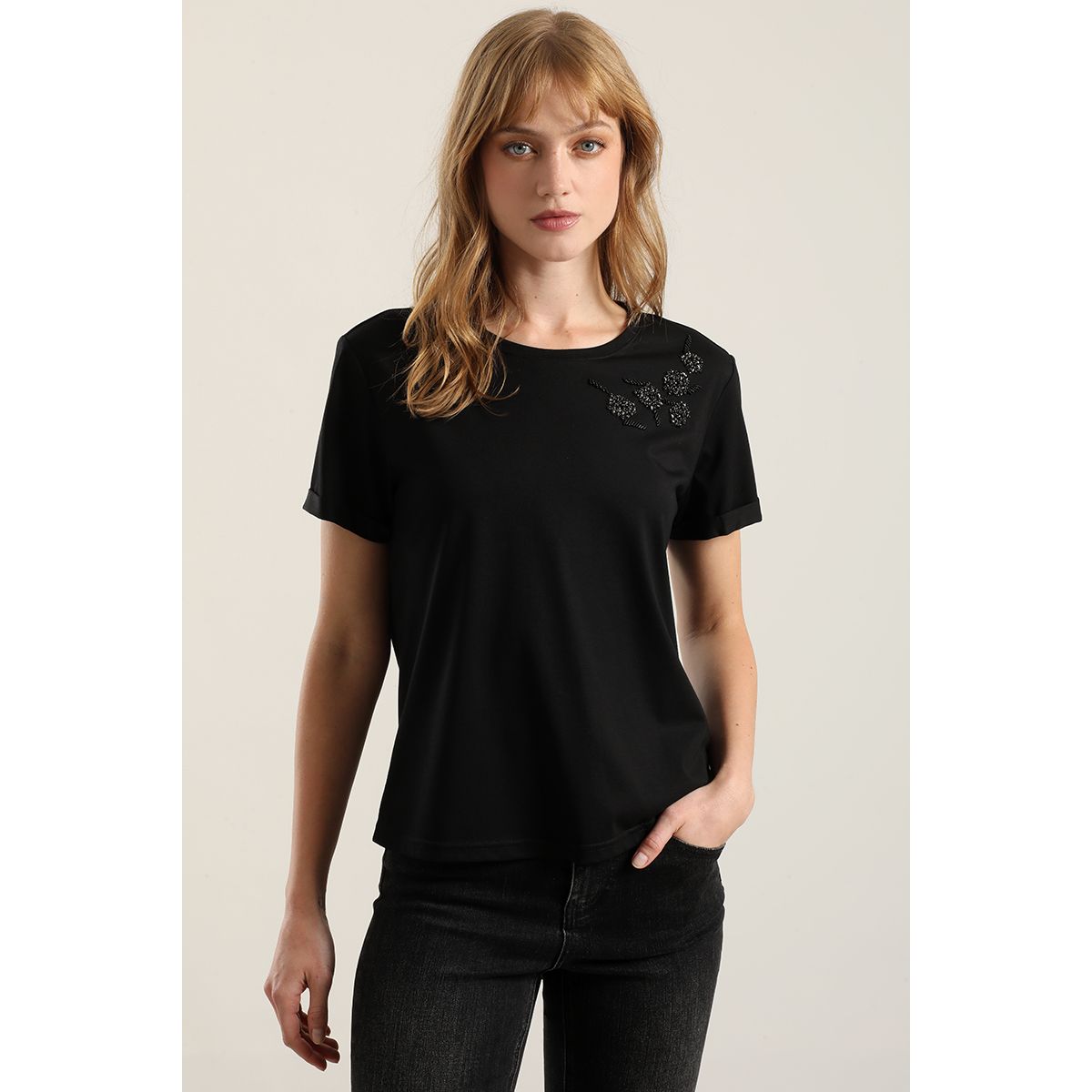 LIOLA - polera aplicacion flor joya, negro Liola