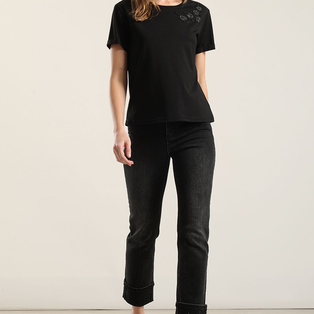 LIOLA - polera aplicacion flor joya, negro Liola