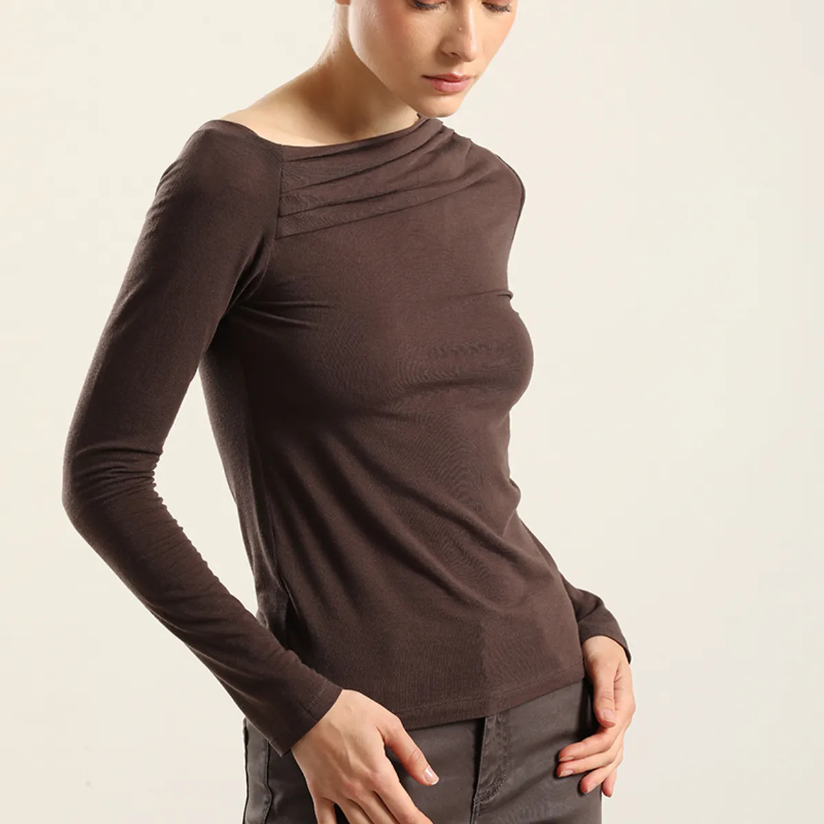 LIOLA - Top escote asimetrico, chocolate Liola