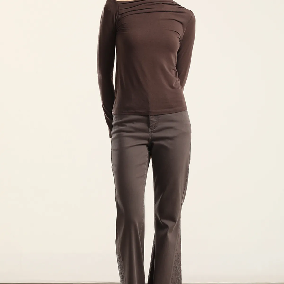 LIOLA - Top escote asimetrico, chocolate Liola