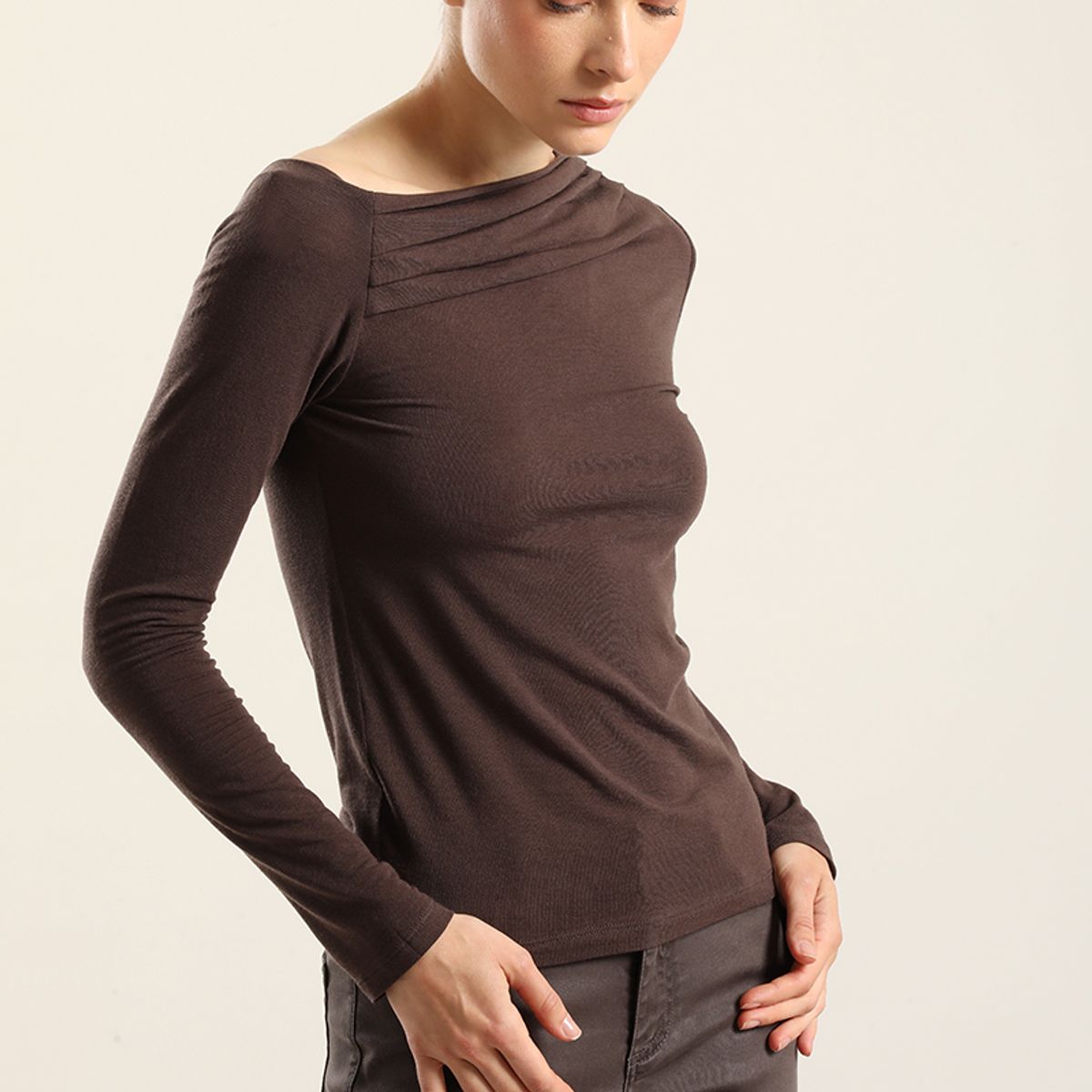 LIOLA - Top escote asimetrico, chocolate Liola