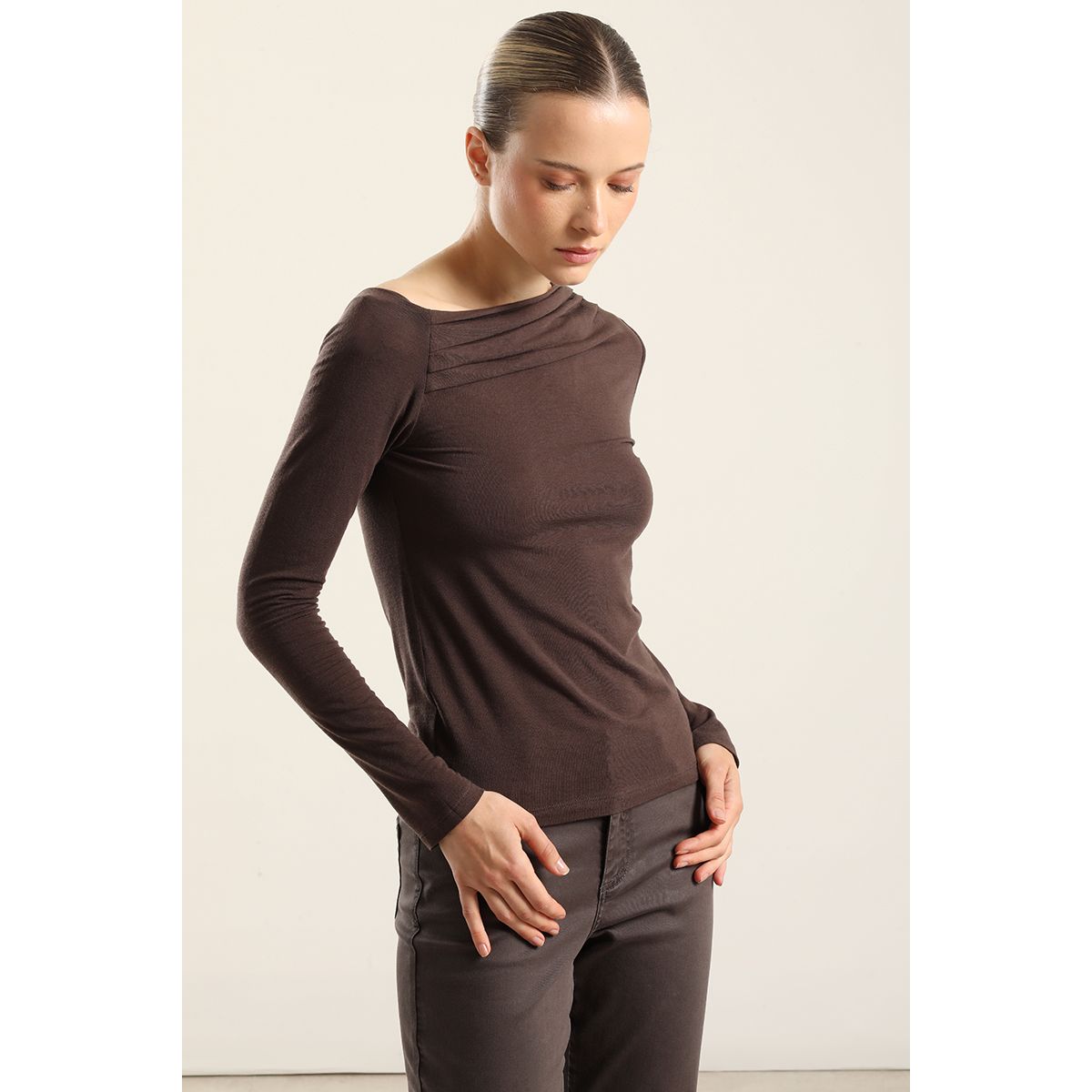 LIOLA - Top escote asimetrico, chocolate Liola