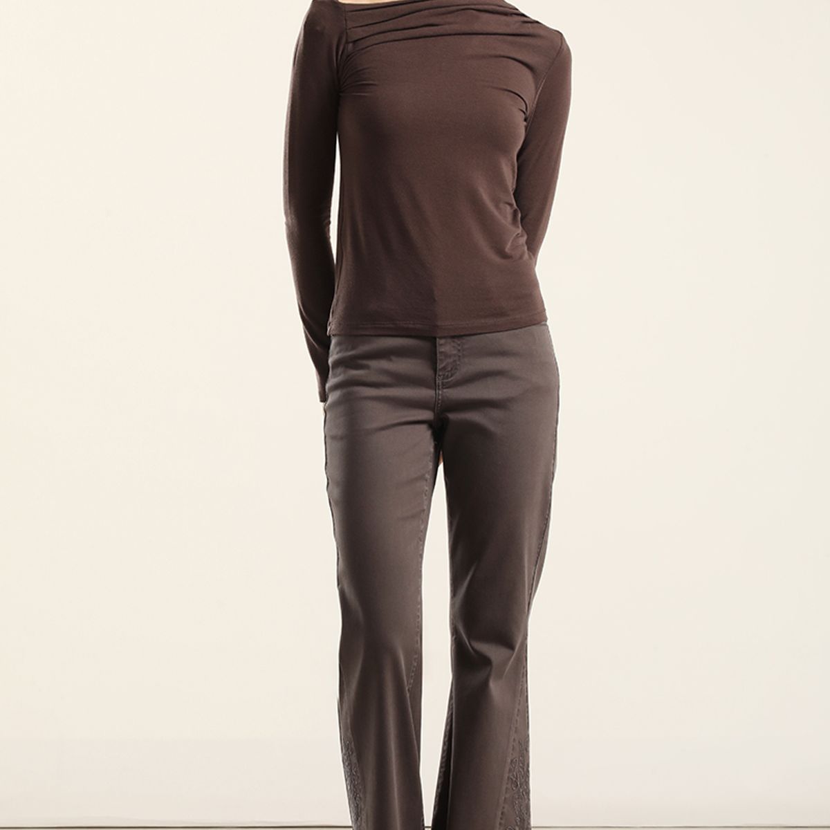 LIOLA - Top escote asimetrico, chocolate Liola