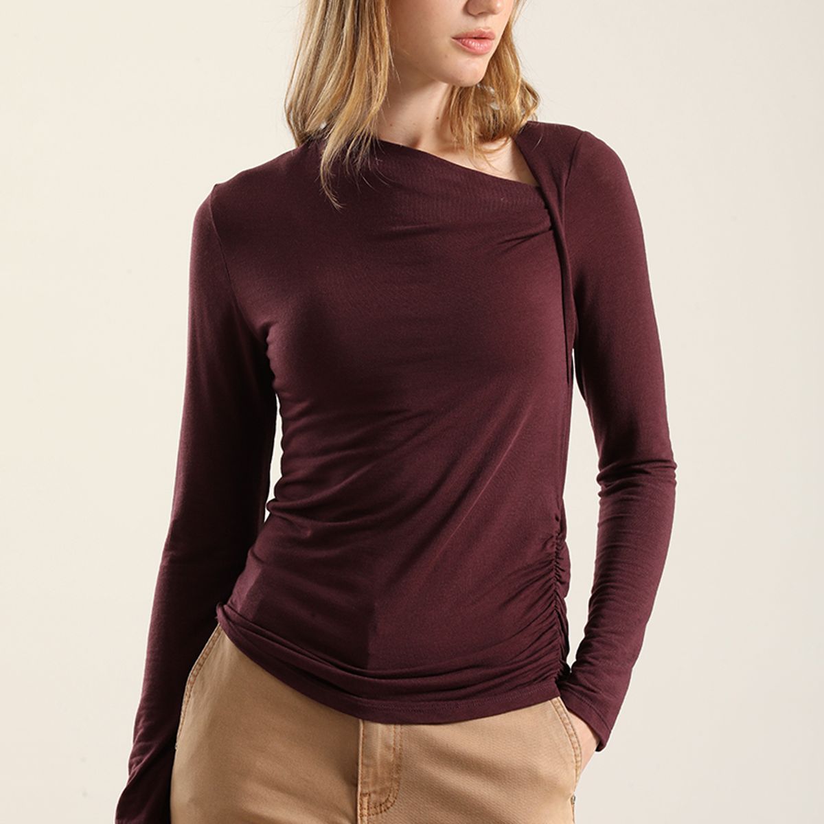 LIOLA - Top escote asimetrico, burdeo Liola