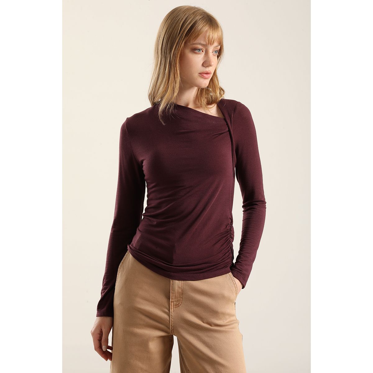 LIOLA - Top escote asimetrico, burdeo Liola