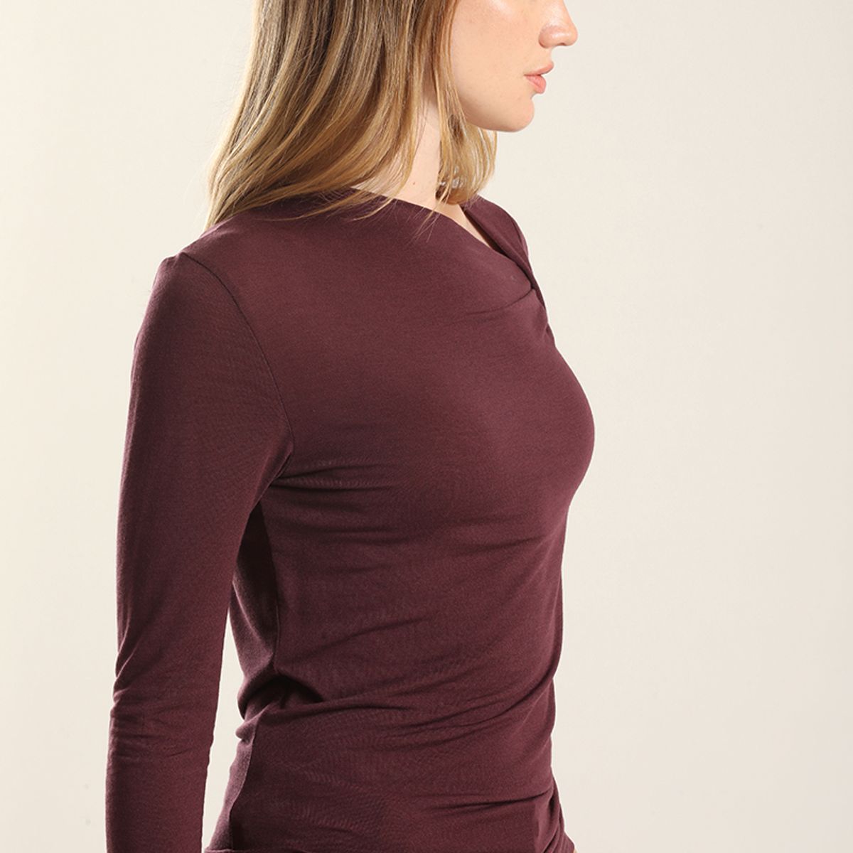 LIOLA - Top escote asimetrico, burdeo Liola
