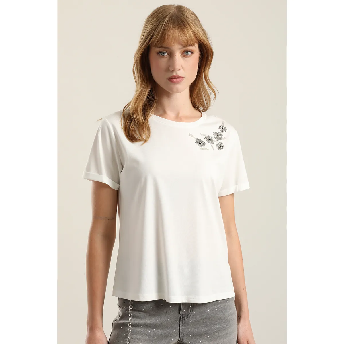 LIOLA - Polera aplicacion flor joya, crudo Liola