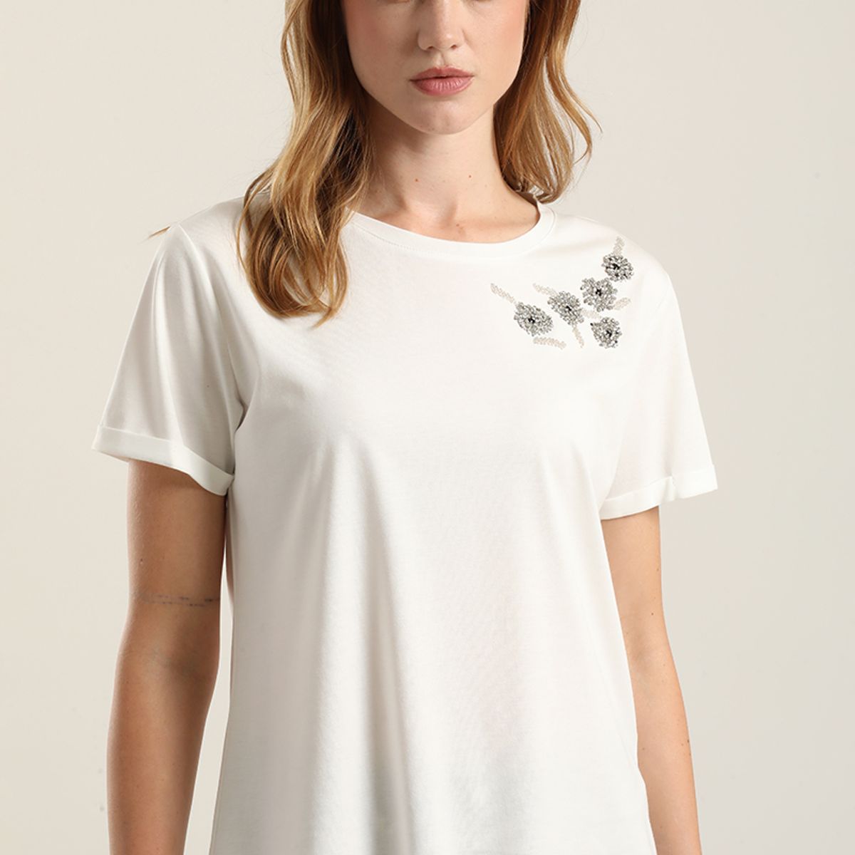 LIOLA - Polera aplicacion flor joya, crudo Liola