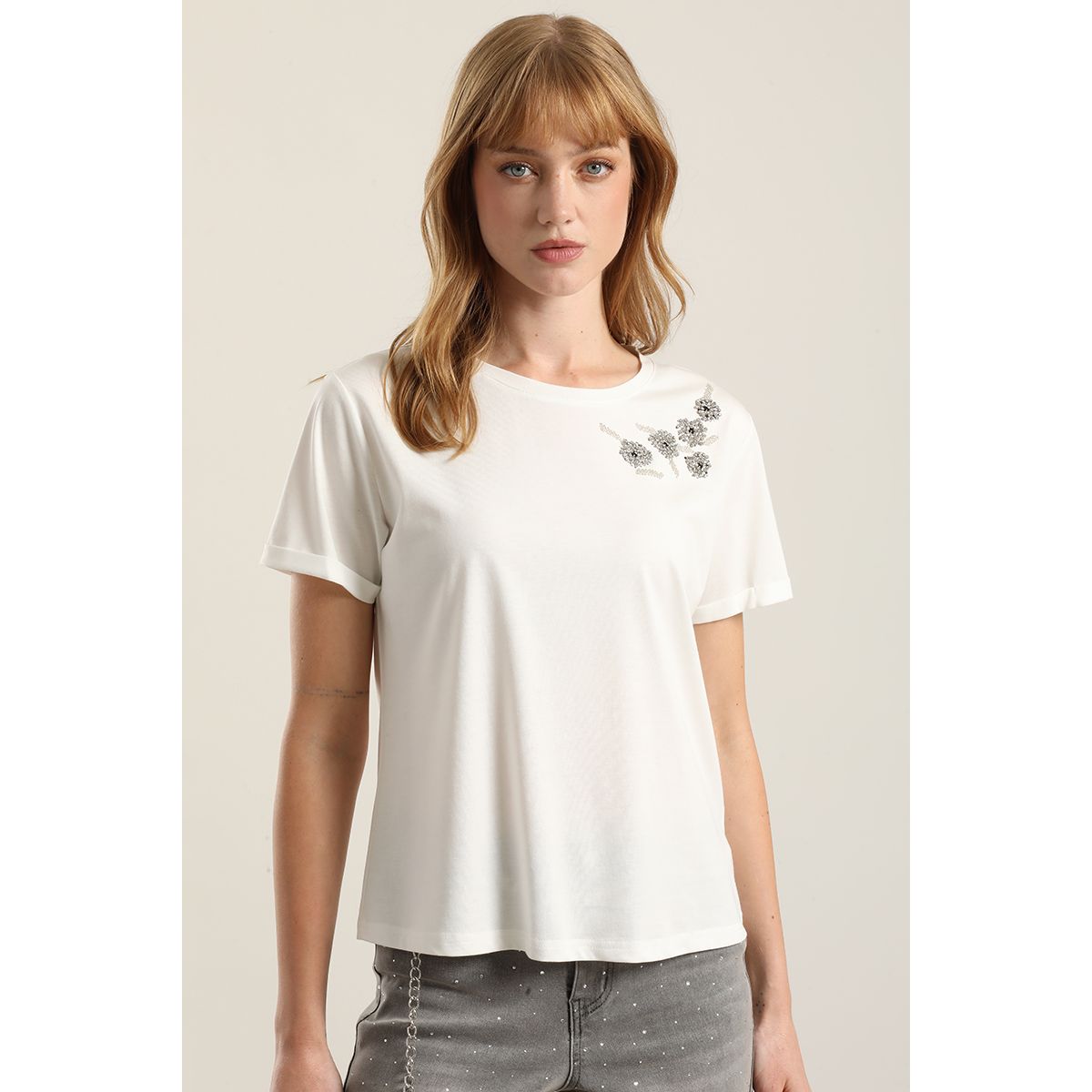 LIOLA - Polera aplicacion flor joya, crudo Liola