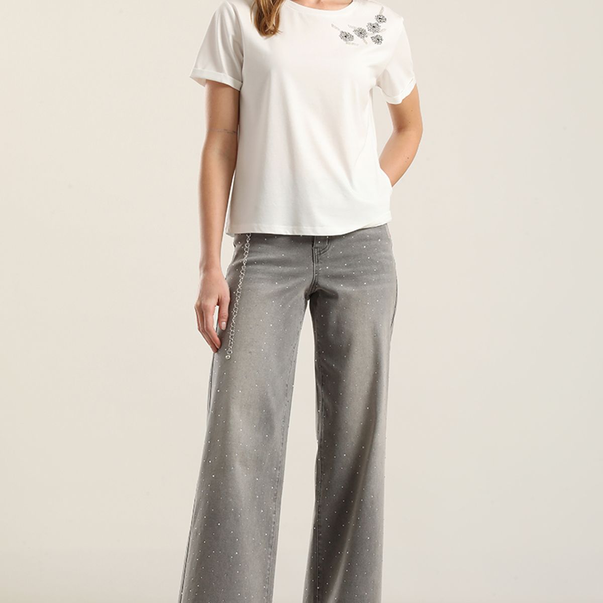 LIOLA - Polera aplicacion flor joya, crudo Liola