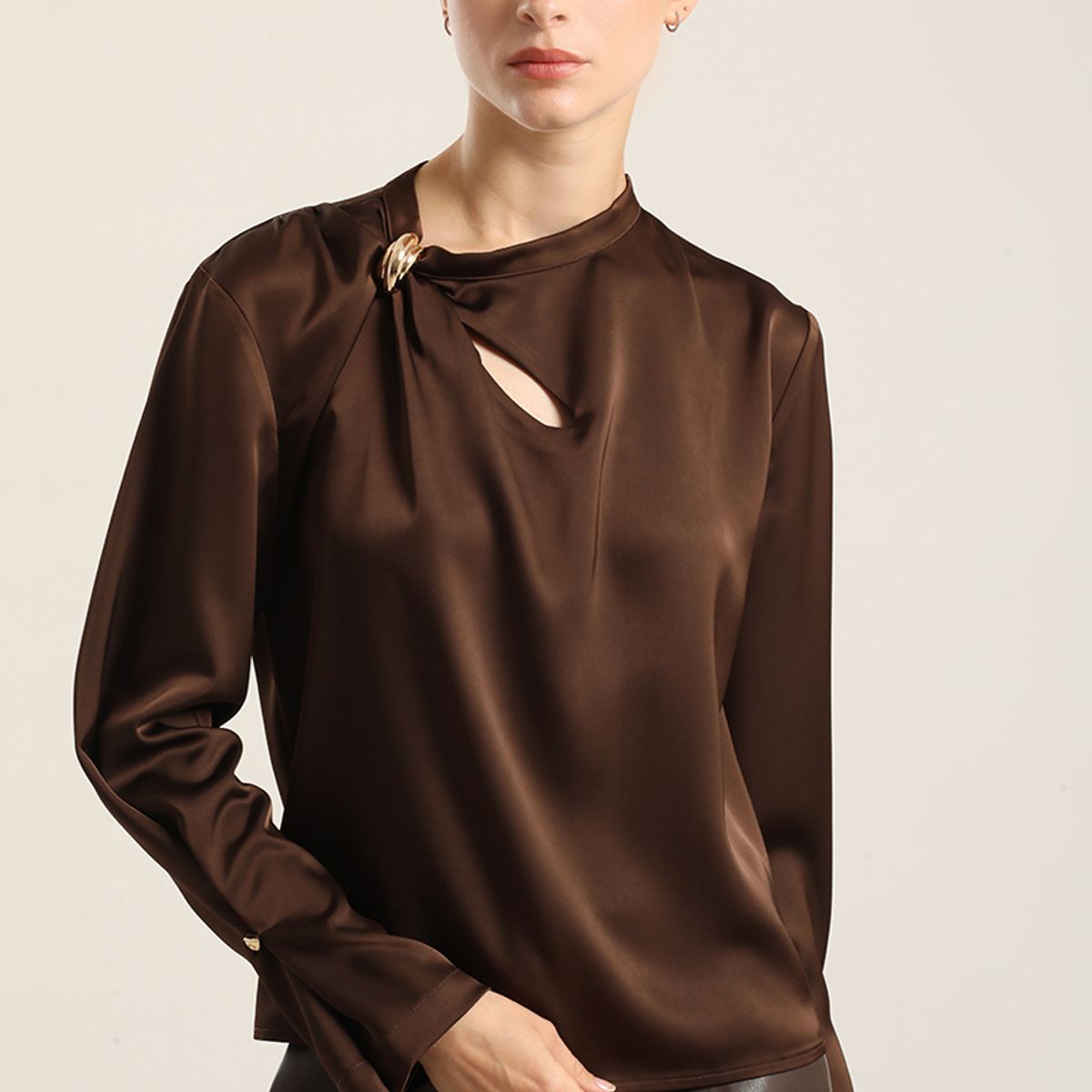 LIOLA - Blusa satin herraje metal, chocolate Liola