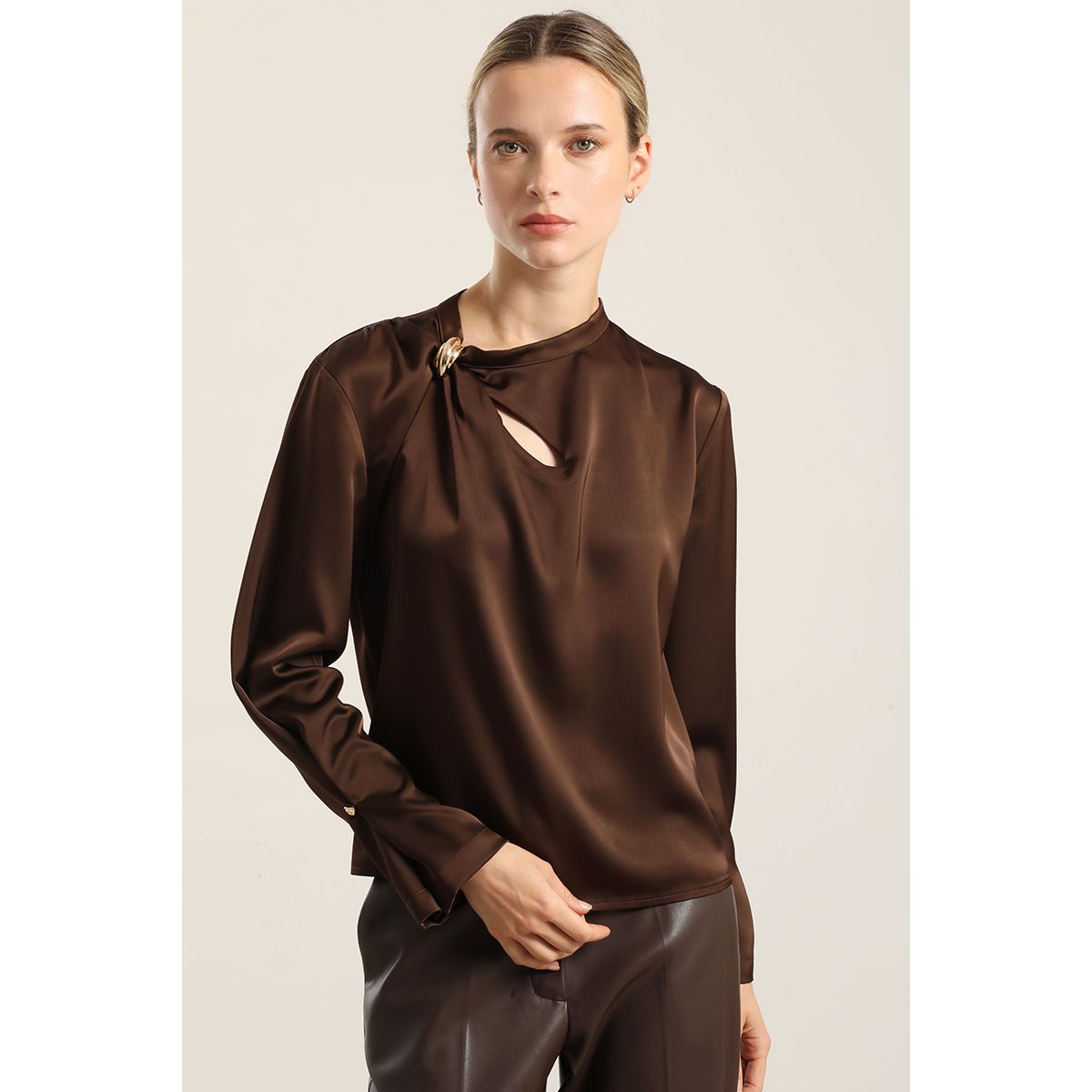 LIOLA - Blusa satin herraje metal, chocolate Liola