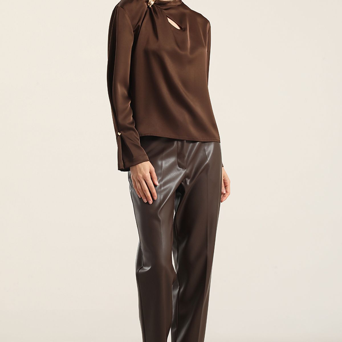 LIOLA - Blusa satin herraje metal, chocolate Liola