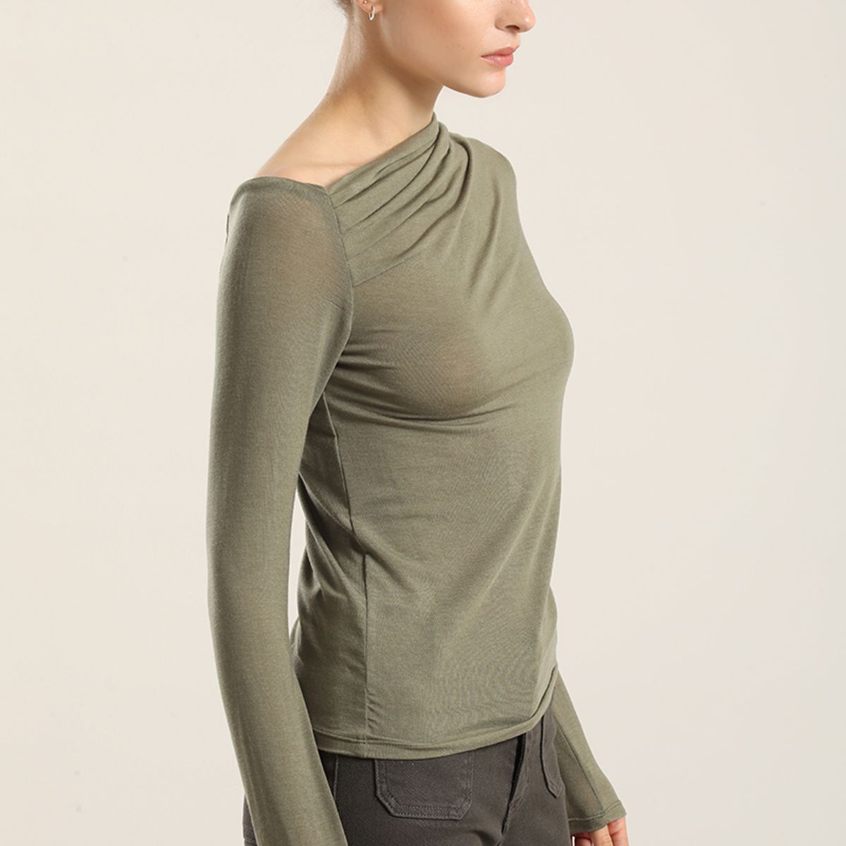 LIOLA - Top escote asimetrico, militar Liola