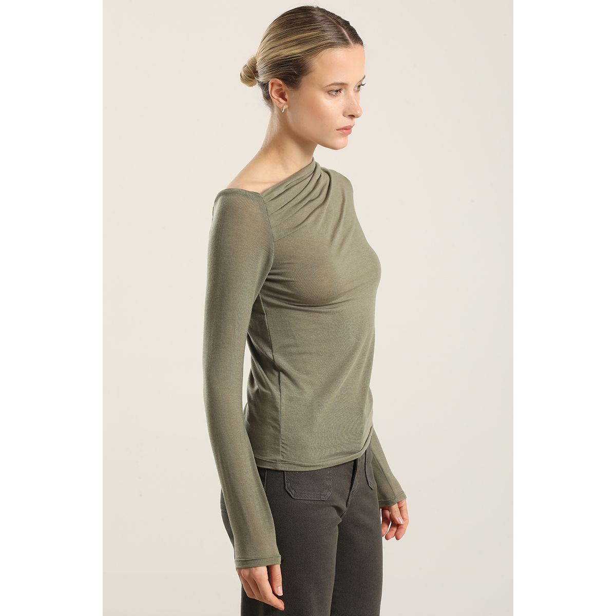 LIOLA - Top escote asimetrico, militar Liola