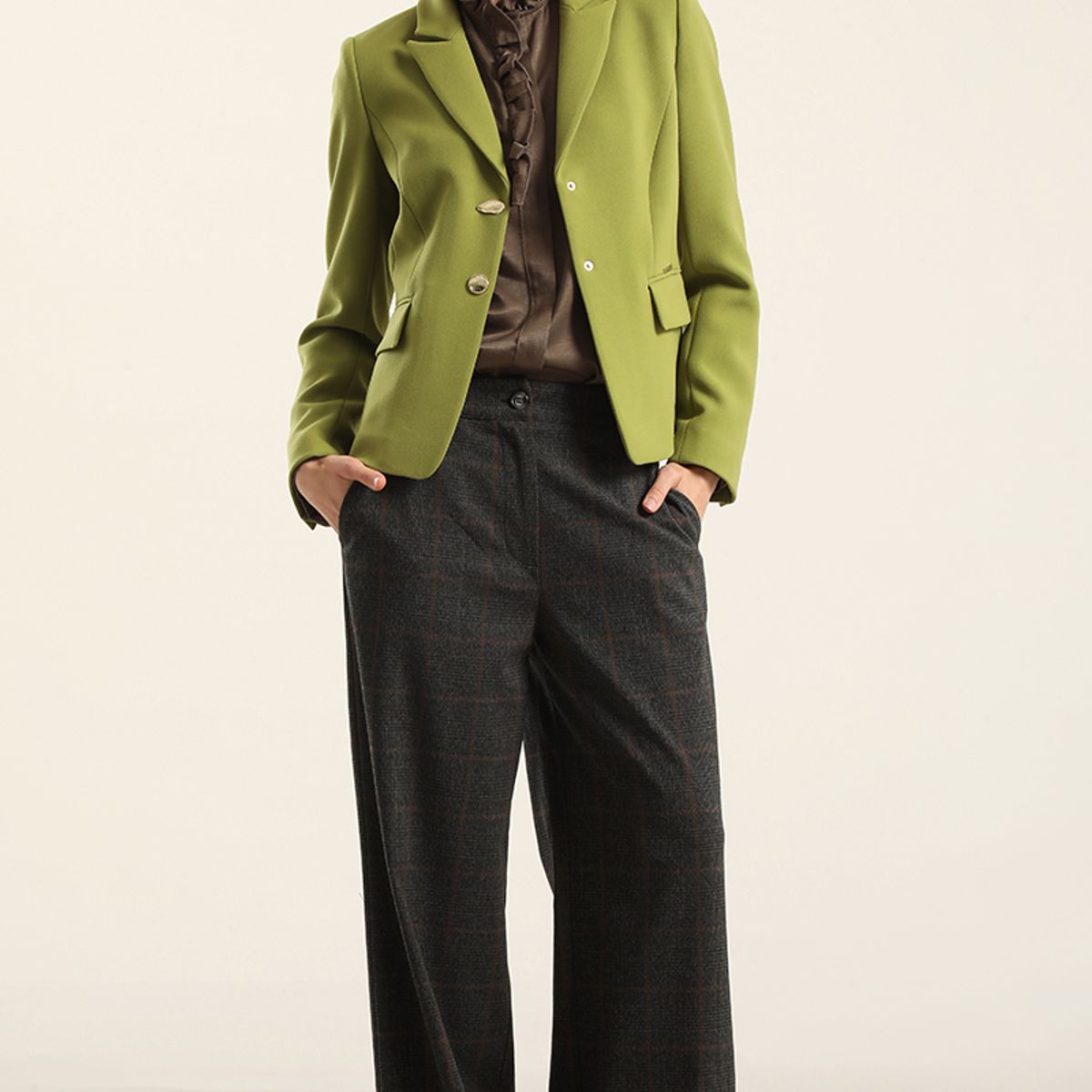 LIOLA - Blazer entallado, boton fantasia, pistacho Liola