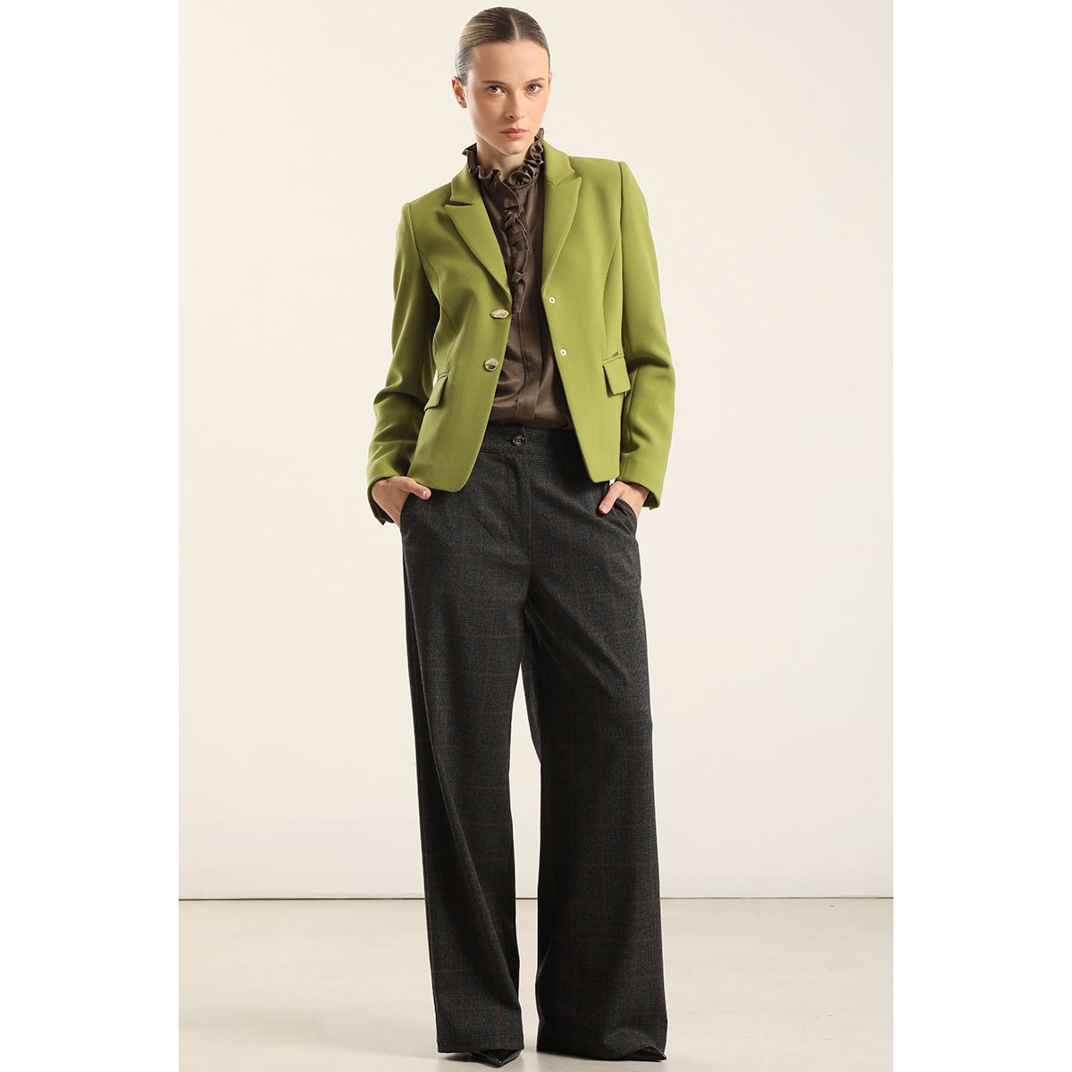 LIOLA - Blazer entallado, boton fantasia, pistacho Liola