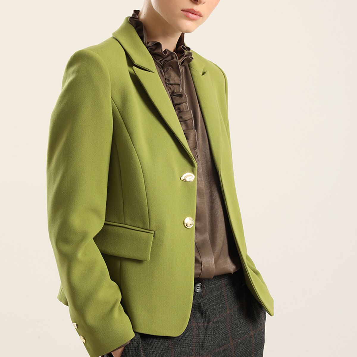 LIOLA - Blazer entallado, boton fantasia, pistacho Liola