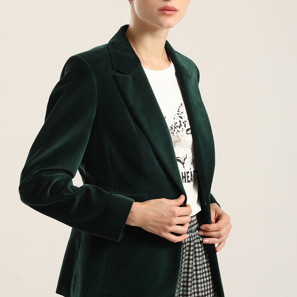 LIOLA - Blazer basico entallado, terciopelo verde Liola